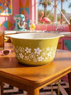 Pyrex Spring Blossom Crazy Daisy Green Floral Mixing Bowl White Flower Pattern
